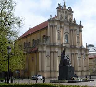 Visitantinnen-Kirche mit Denkmal Stefan Wyszyński
