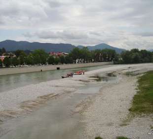 Ankommende Boote in Tölz