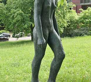 Die Schreitende 1976/80 links vom Kloster