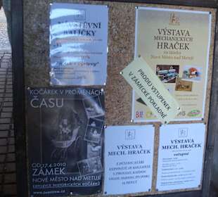 Tabule před vchodem