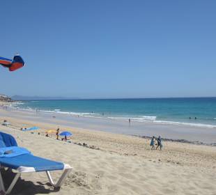 Der Strand mit Sonnenliegen und Schirmen