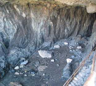 Blick von der Treppe in die Höhle