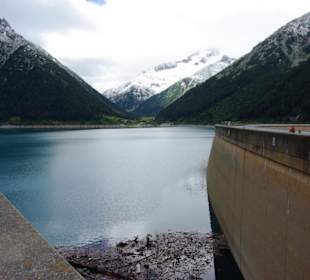 Überlaufbecken am Ende