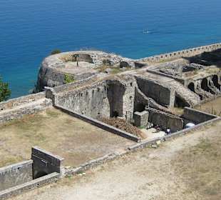 Blick auf Befestigungen zur Meerseite