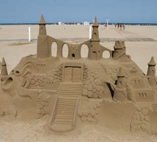 Sandburgenbauer zeigen ihre Künste