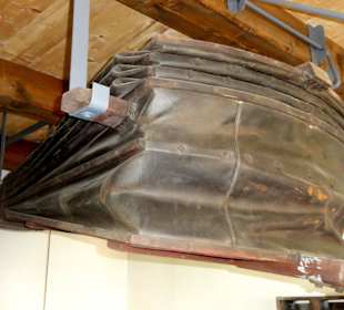 Blasebalg unter der Decke der Schmiede
