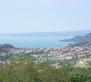 Blick vom Friedhof auf den Gardasee