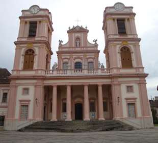 Stiftskirche mit unvollendeten Türmen