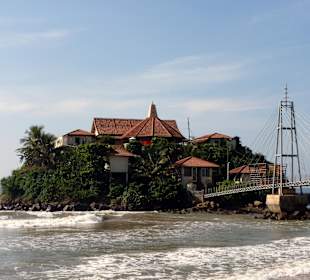 Parey Duwa mit einem kleinen buddhistischen Tempel