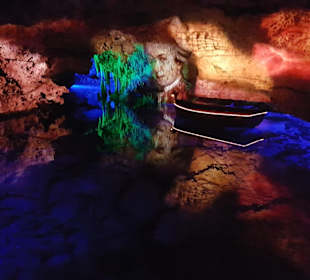 Unterirdischer See in der Coves dels Hams Höhle.