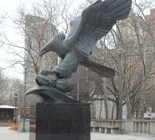 Neben der Statue ist die Abfahrt