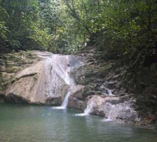 Dschungeltrekking heißt auch Wasserfälle hoch