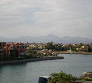 Blick auf das Shereton-Hotel