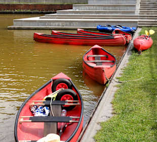 Der Torfhafen mit Kanus