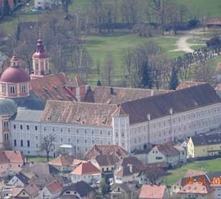 Blich von oben auf Kirche und Schloss Pöllau
