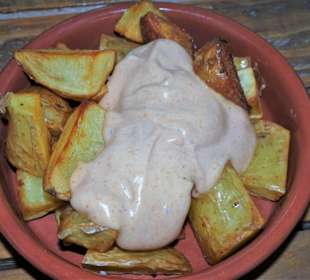 Patatas brava im Restaurant La Paëlla de la Mer