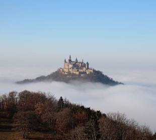 Burg Hohenzollern ragt aus dem Nebel