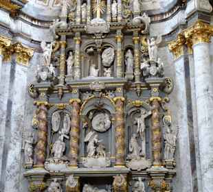 Altar im Querschiff der Abteikirche