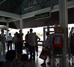 Fahrt auf dem Chao Phraya Fluss Bangkok