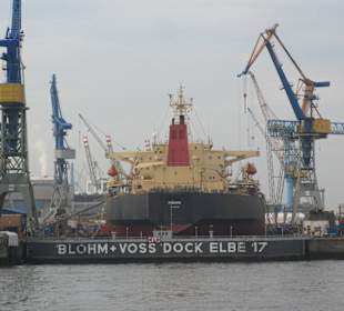 Großes Schiff im Hafen