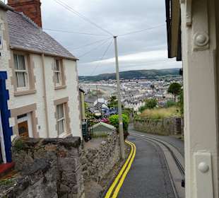 Die Gleise laufen mitten durch den Ort