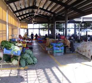 Souvenirshop neben der Markthalle
