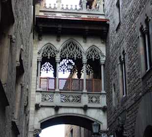 El puente en el Barrio Gótico de Barcelona