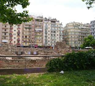 Ruinen des Galeriuspalastes vor Häuserblocks