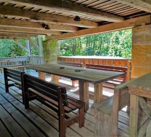 Tische im Turbinenhaus der Mühle