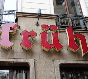 Das Logo des Brauhauses über dem Eingang