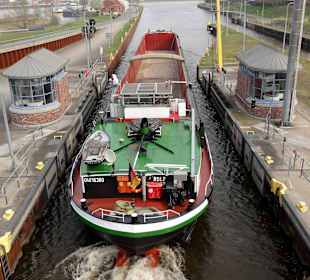 Schiff verlässt die Schleusenkammer