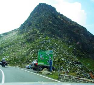 Haus Alpin mit Polizei-Pappe
