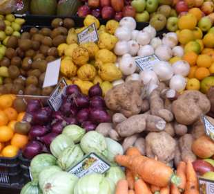 In der Markthalle: tolles Angebot an Obst u Gemüse