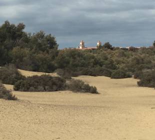 Blick von den Dünen aufs Hotel
