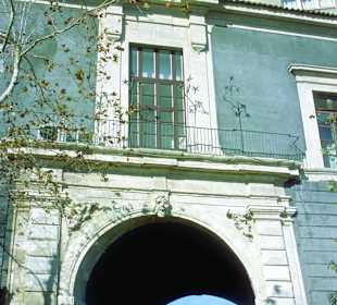Porta Uzeda