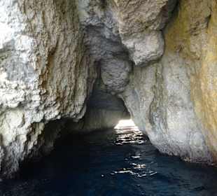 In den Höhlen vor Comino
