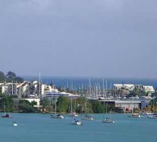 Blick auf den Yachthafen aus der Ferne