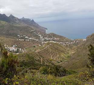 Blick auf ein Dorf im Westen