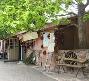 Leona's Restaurante direkt neben der Kirche