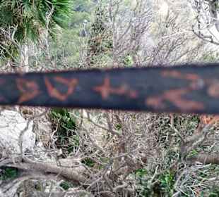 Piraten-Standort Geländer Inschriften