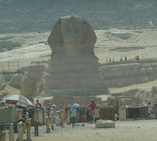 Tłumy turystów w okolicy Sfinksa