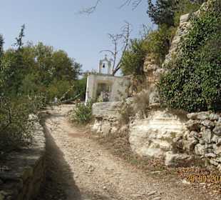 Fußweg zum historisches Bergdorf Lappa.