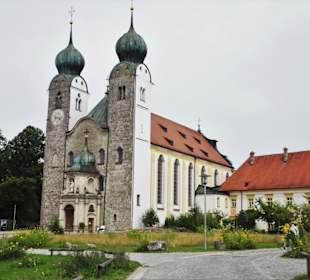 Außenansicht der Klosterkirche Baumburg