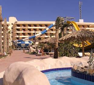 Blick auf zwei Rutschen und Aquapark Hotel