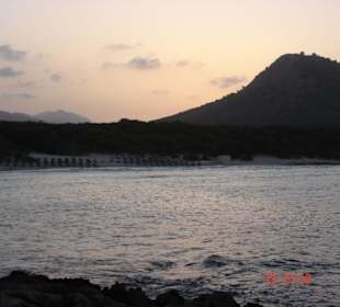  Strand Cala Agulla am Abend