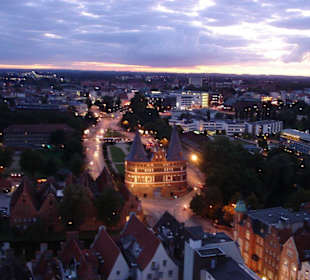 Holstentor am Abend