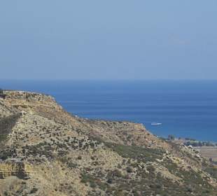 Blick von der Ruine auf das Meer