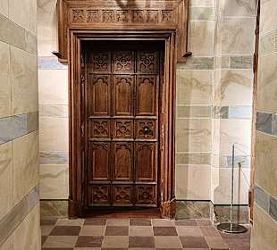 Tür mit Schnitzereien