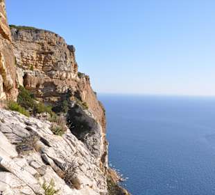 Senkrecht ins Meer abfallende Klippen