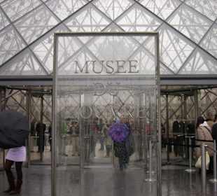 Вход в лувр